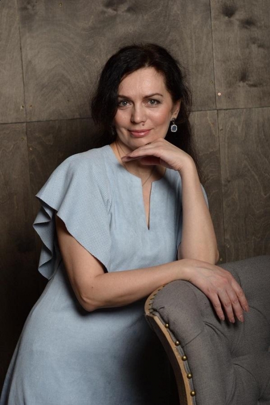 Photo de Irina (maintenant à Paris) / Réf. 91310 / Agence Amélie