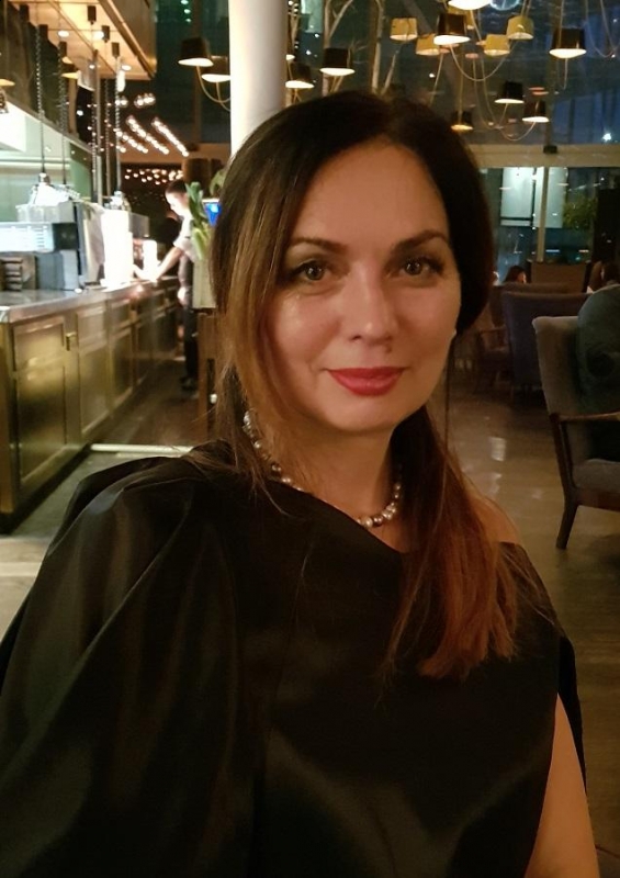 Photo de Irina (maintenant à Paris) / Réf. 91310 / Agence Amélie