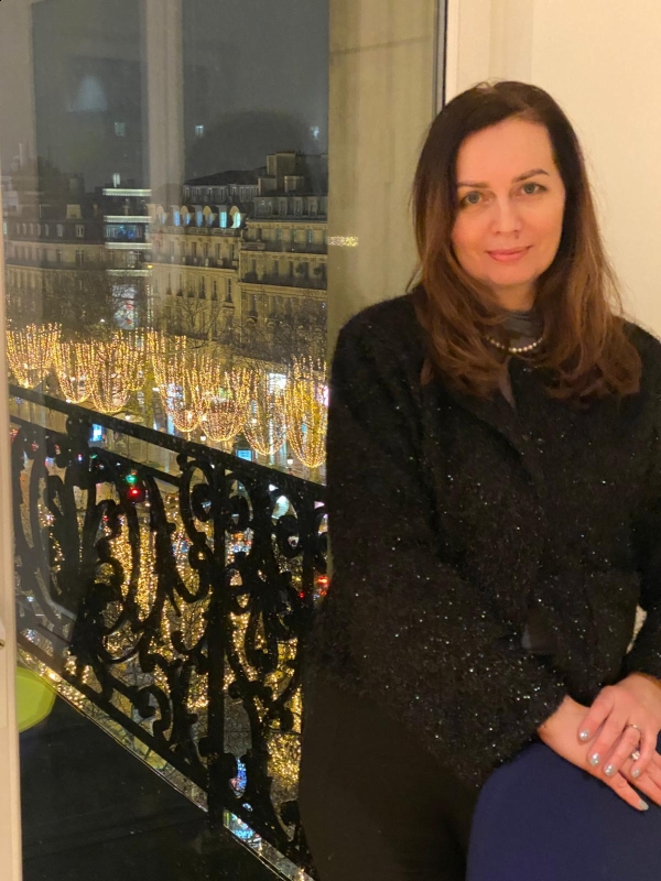 Photo de Irina (maintenant à Paris) / Réf. 91310 / Agence Amélie