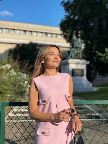 Olena (Paris) / Réf. 92129 / Adhérente Agence Amélie