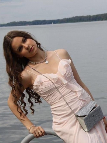 Alissa (Lettonie) / Réf. 92559 / Adhérente Agence Amélie