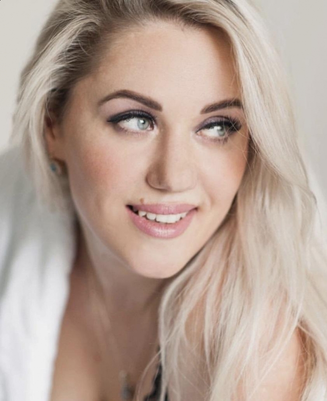 Photo de Natalia / Réf. 92690 / Agence Amélie