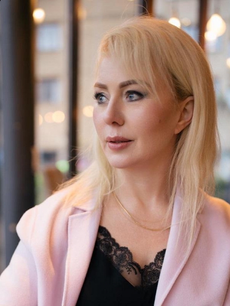 Larissa (Londres) / Réf. 92738 / Adhérente Agence Amélie