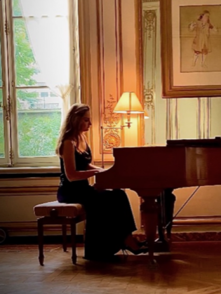 Olga (Paris) / Réf. 92827 / Adhérente Agence Amélie