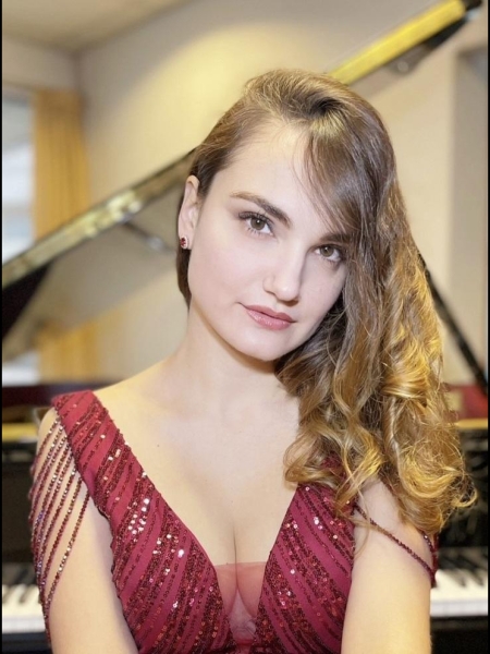 Olga (Paris) / Réf. 92827 / Adhérente Agence Amélie