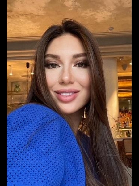 Evelina (souvent à Paris) / Réf. 92865 / Adhérente Agence Amélie