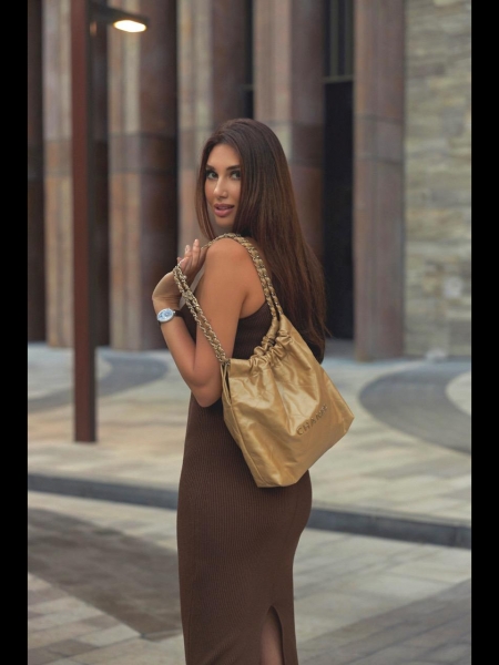 Evelina (souvent à Paris) / Réf. 92865 / Adhérente Agence Amélie
