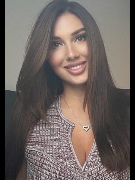 Evelina (souvent à Paris) / Réf. 92865 / Adhérente Agence Amélie