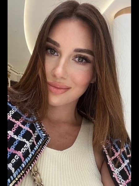 Evelina (souvent à Paris) / Réf. 92865 / Adhérente Agence Amélie