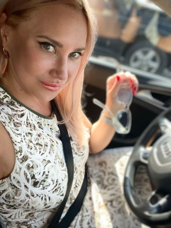 Photo de Irina / Réf. 93104 / Agence Amélie