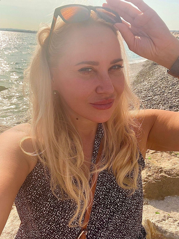 Photo de Irina / Réf. 93104 / Agence Amélie