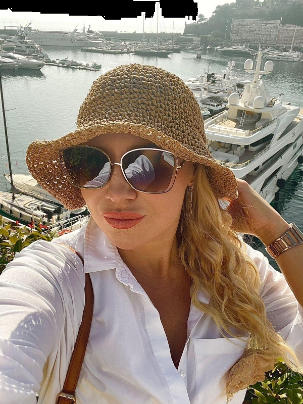 Photo de Irina / Réf. 93104 / Agence Amélie