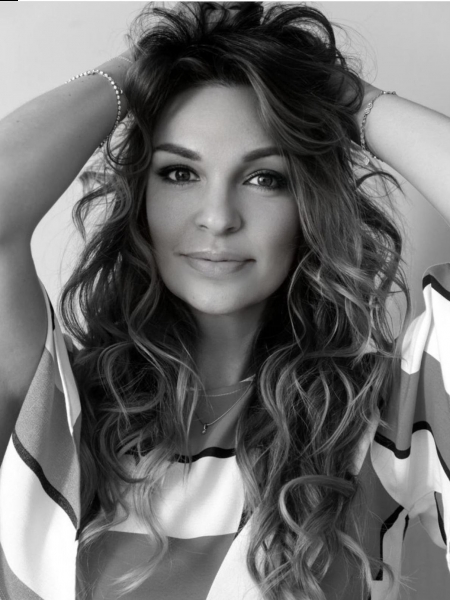 Oksana (bientôt à Paris) / Réf. 93324 / Adhérente Agence Amélie