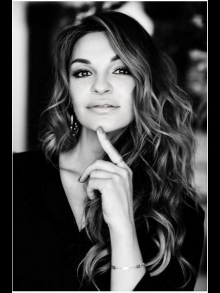 Oksana (bientôt à Paris) / Réf. 93324 / Adhérente Agence Amélie