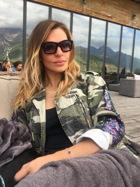 Oksana (bientôt à Paris) / Réf. 93324 / Adhérente Agence Amélie