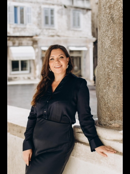 Julia (Portugal) / Réf. 93422 / Adhérente Agence Amélie