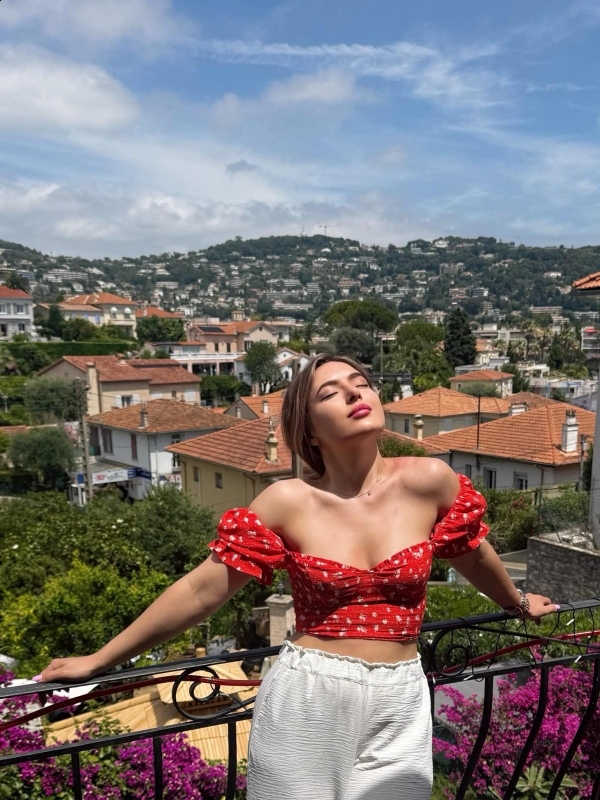 Photo de Inna (maintenant à Cannes) / Réf. 93766 / Agence Amélie