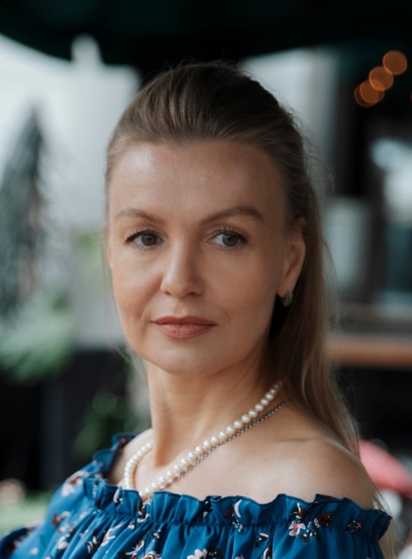 Photo de Olga / Réf. 9643 / Agence Amélie