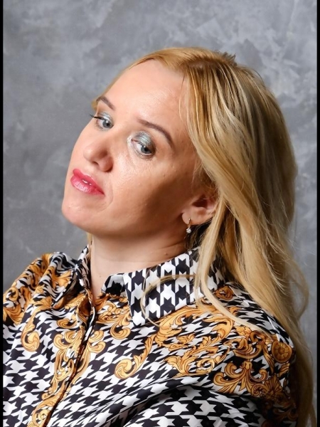 Yuliya (Italie) / Réf. 9698 / Adhérente Agence Amélie