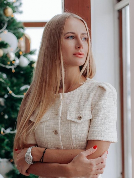 Elina ( Bientôt à Paris ) / Réf. 630693 / Adhérente Agence Amélie