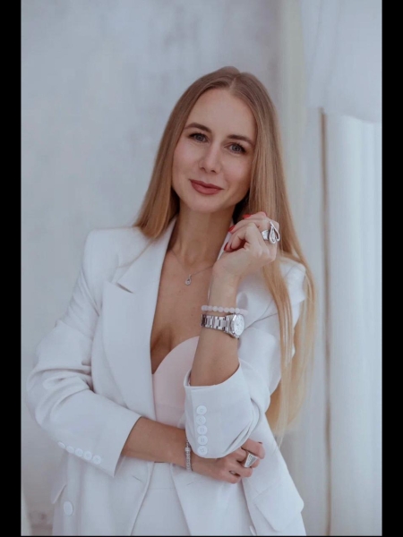 Elina ( Bientôt à Paris ) / Réf. 630693 / Adhérente Agence Amélie