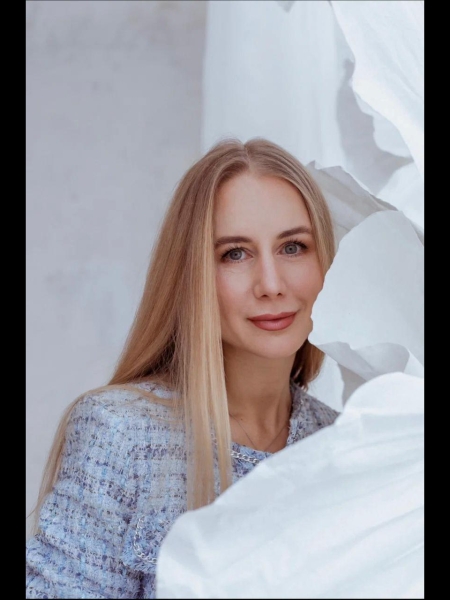 Elina ( Bientôt à Paris ) / Réf. 630693 / Adhérente Agence Amélie