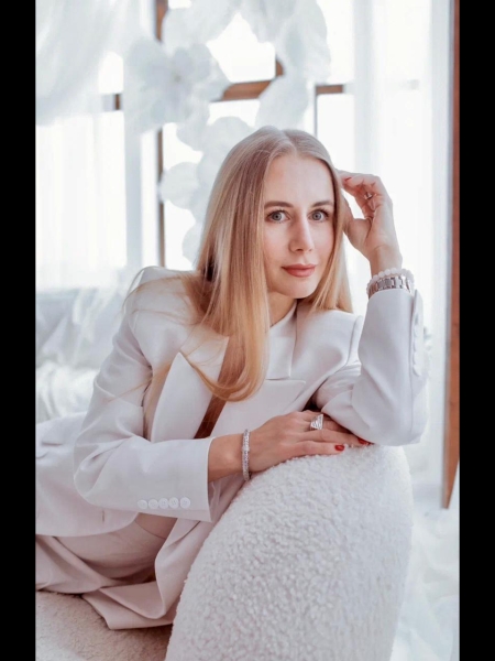Elina ( Bientôt à Paris ) / Réf. 630693 / Adhérente Agence Amélie