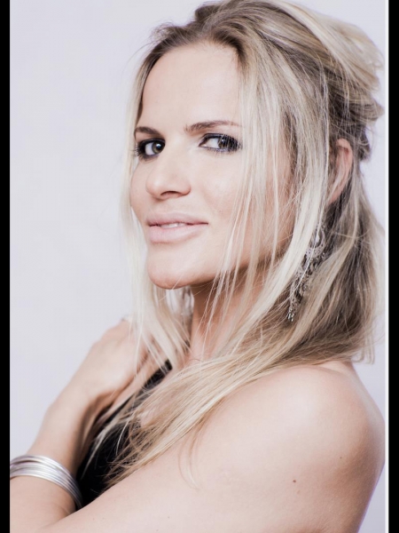 Yulia / Réf. 9735 / Adhérente Agence Amélie