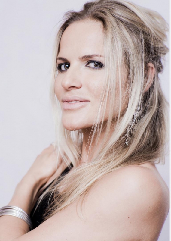 Photo de Yulia / Réf. 9735 / Agence Amélie