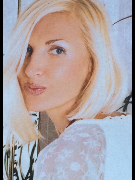 Ilona (Prague) / Réf. 9833 / Adhérente Agence Amélie