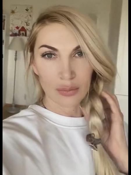 Ilona (Prague) / Réf. 9833 / Adhérente Agence Amélie