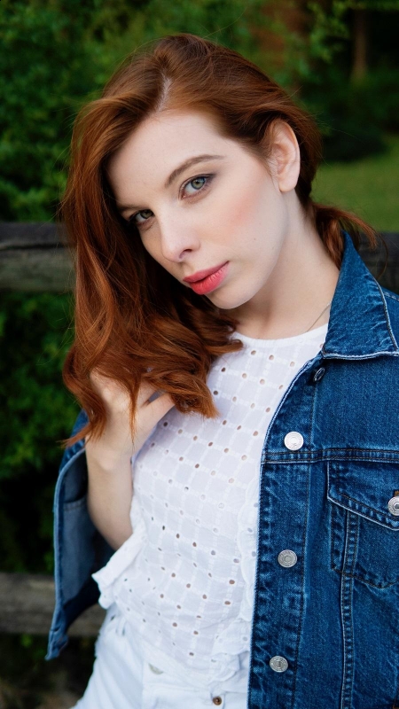 Photo de Anastassia / Réf. 9930 / Agence Amélie