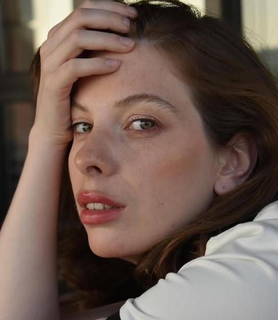 Photo de Anastassia / Réf. 9930 / Agence Amélie