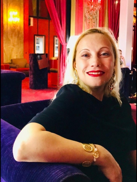 Elena (Paris) / Réf. 91018 / Adhérente Agence Amélie